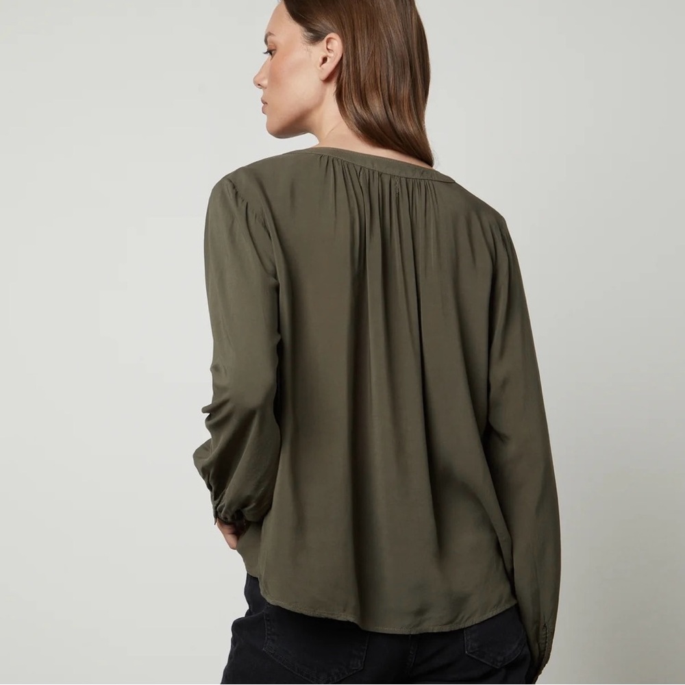 Velvet by Graham & Spencer NWT Posie Split Neck Blouse In Green Cavern Size XS - Picture 2 of 9